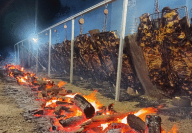 Asado gratis. Se encienden los fogones para asar las 10 vaquillonas y celebrar los 157 años de Gral. Alvear Asado gratis. Se encienden los fogones para asar las 10 vaquillonas y celebrar los 157 años de Gral. Alvear